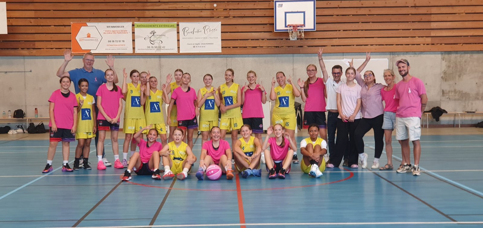 Les U15F et le public soutiennent octobre rose.